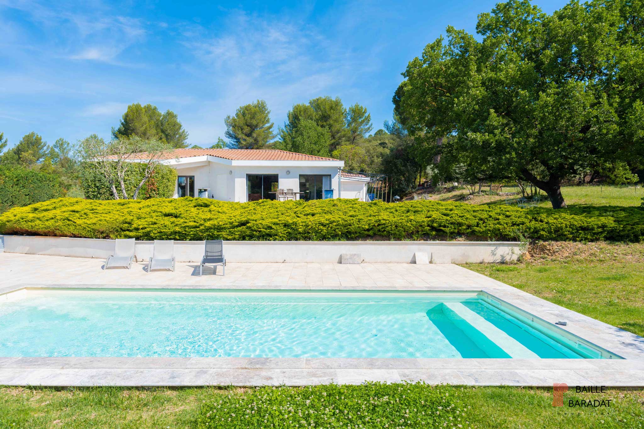 L'agence immobilière Baille Baradat vous propoise une belle maison familiale avec piscine à vendre à Bouc Bel Air dans le 13320.